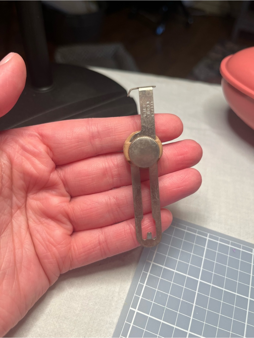 Singer Sewing Machine Seam Cloth
Hem Guide w Thumb Screw Vintage (Part #:161172)